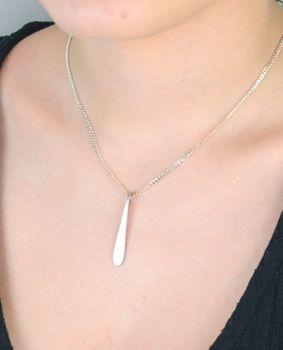 Elegancka zawieszka srebrna podłużna o długości 4 cm i szerokości 6 mm, wykonana ze srebra próby 925. Waga 2,65 g. Idealna minimalistyczna biżuteria do codziennych i wieczorowych stylizacji (1).JPG
