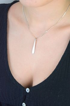 Elegancka zawieszka srebrna podłużna o długości 4 cm i szerokości 6 mm, wykonana ze srebra próby 925. Waga 2,65 g. Idealna minimalistyczna biżuteria do codziennych i wieczorowych stylizacji (3).JPG