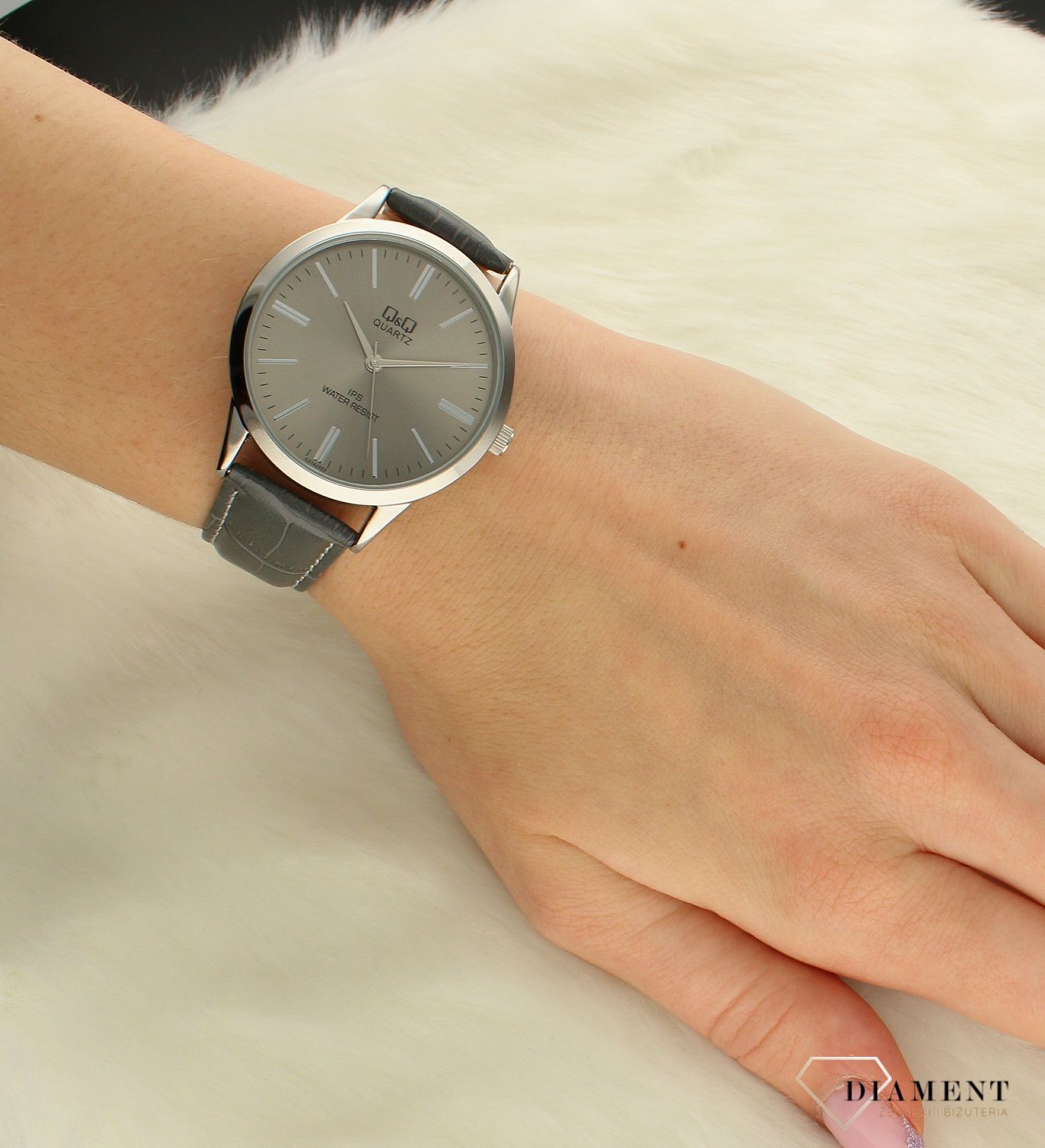 Zegarek męski na szarym pasku QQ C214-322. Zegarki męskie są dla mężczyzn praktycznym dodatkiem. Oprócz sprawdzenia czasu mężczyźni uwielbiają za pomocą zegarka sprawdzać swoją aktywność fizyczną..jpg