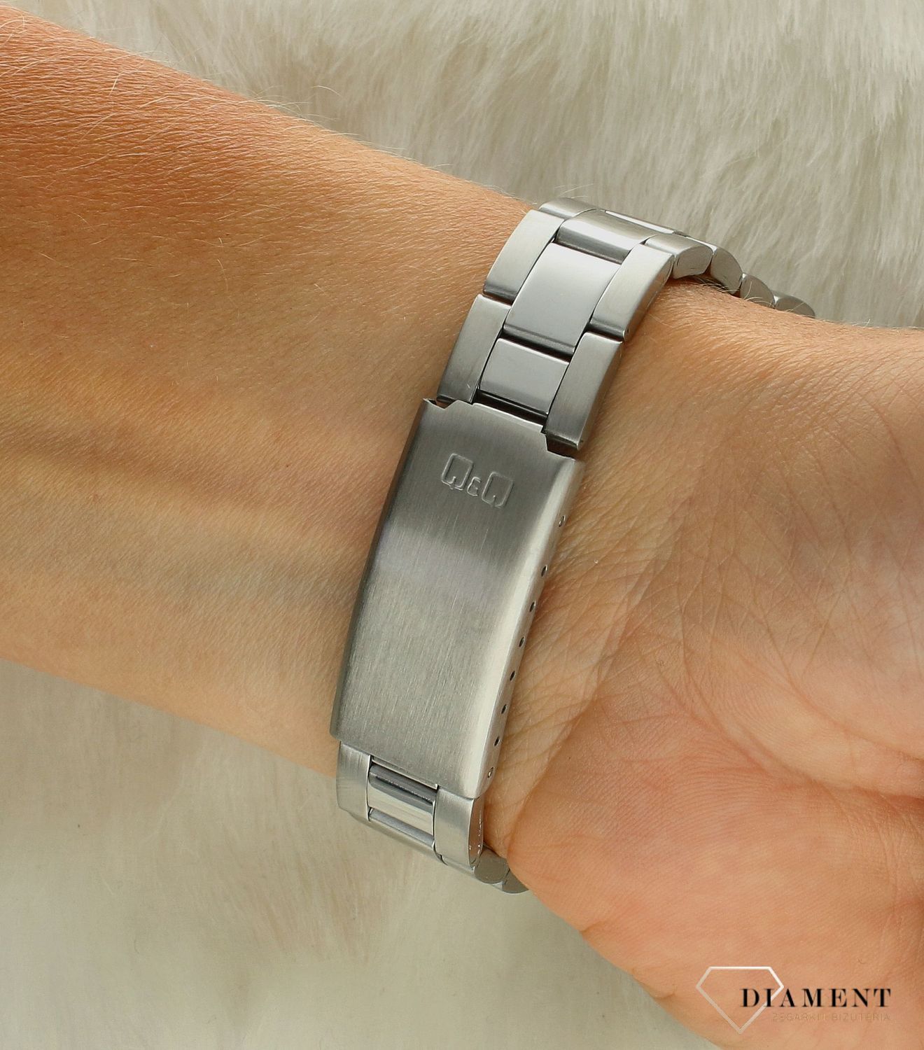 Zegarek damski QQ na bransolecie z cyframi C215-204.jpg