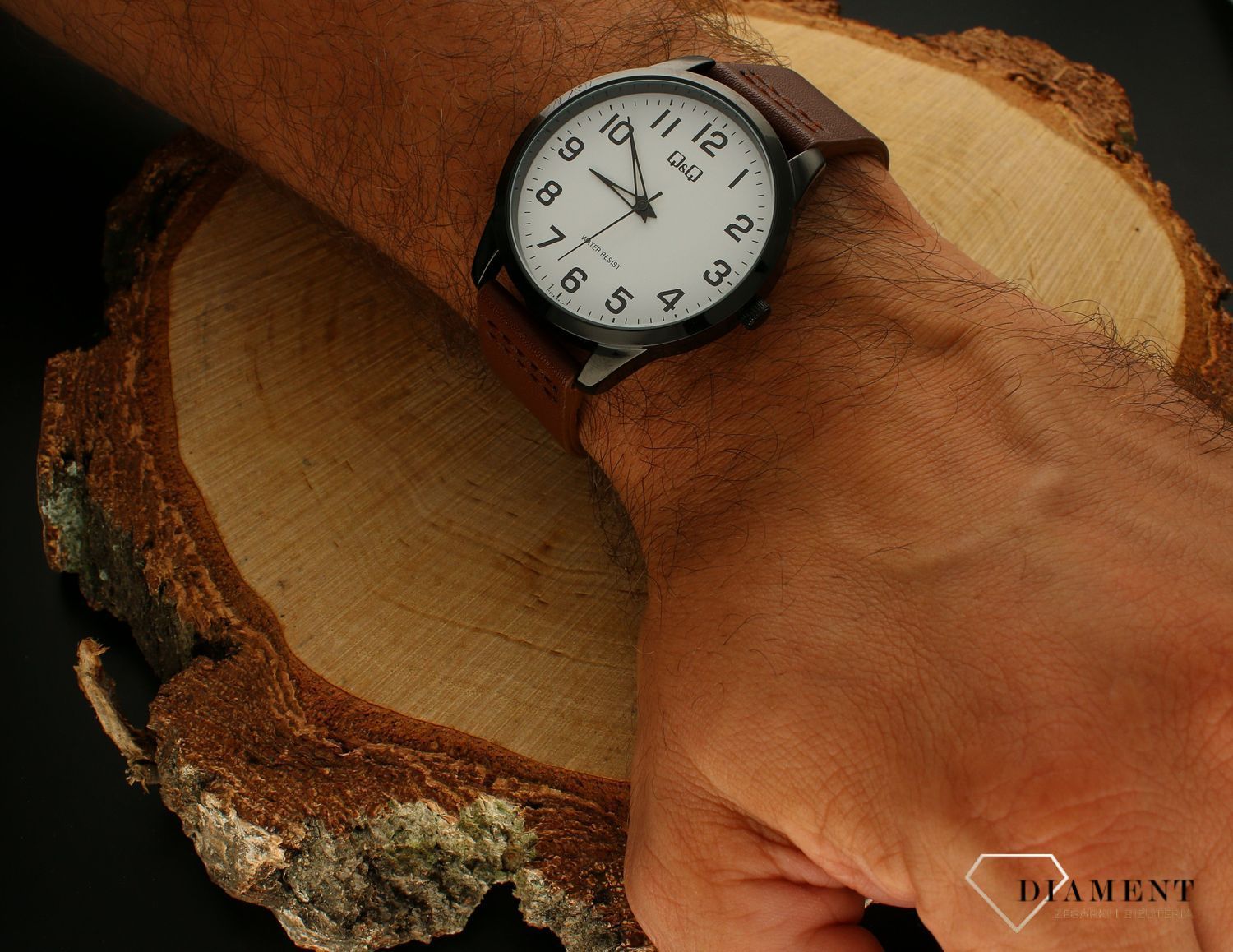 Zegarek męski QQ na brązowym pasku C32A-001P. Męski zegarek na pasku. Męski zegarek elegancki. Zegarek męski klasyczny na pasku. Męski zegarek na pasku QQ z czarną tarczą. Zegarek na brązowym pasku na prezent..jpg