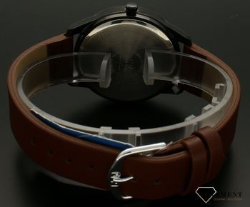 Zegarek męski QQ na brązowym pasku C32A-002P. Męski zegarek na pasku. Męski zegarek elegancki. Zegarek męski klasyczny na pasku. Męski zegarek na pasku QQ z czarną tarczą. Zegarek na brązowym pasku na prezent (4).jpg