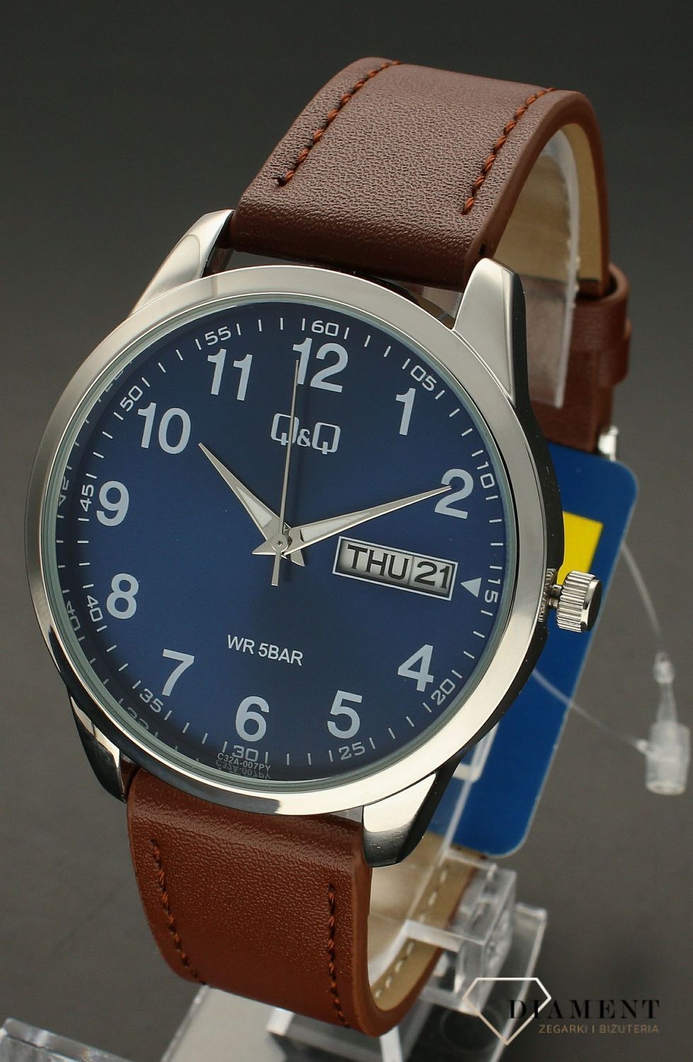 Zegarek męski QQ na brązowym pasku C32A-007P. Męski zegarek na pasku. Zegarek męski elegnacki QQ z wyraźną tarczą. Męski zegarek z ciemną tarczą. Męski zegarek QQ na brązowym pasku idealny na prezent dla mężczyzny..png