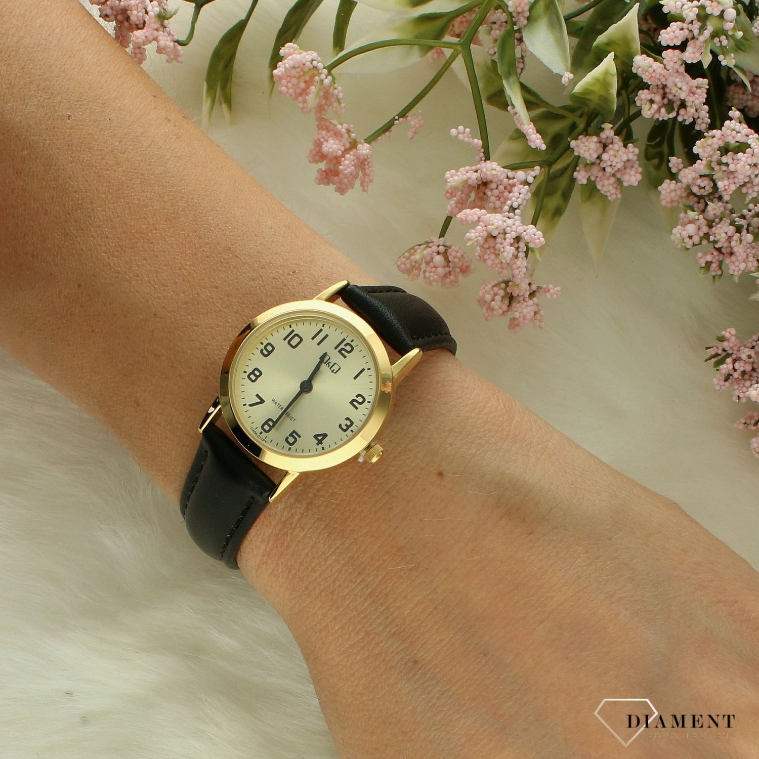 Zegarek damski QQ na czarnym pasku złota tarcz z cyframi C40A-011P. Zegarki damskie wyraźne. Zegarek dla starszej osoby. Klasyczny tani zegarek na pasku. Pomysł na prezent dla starszej osoby. Zegarek dla seniora. Zeg.jpg