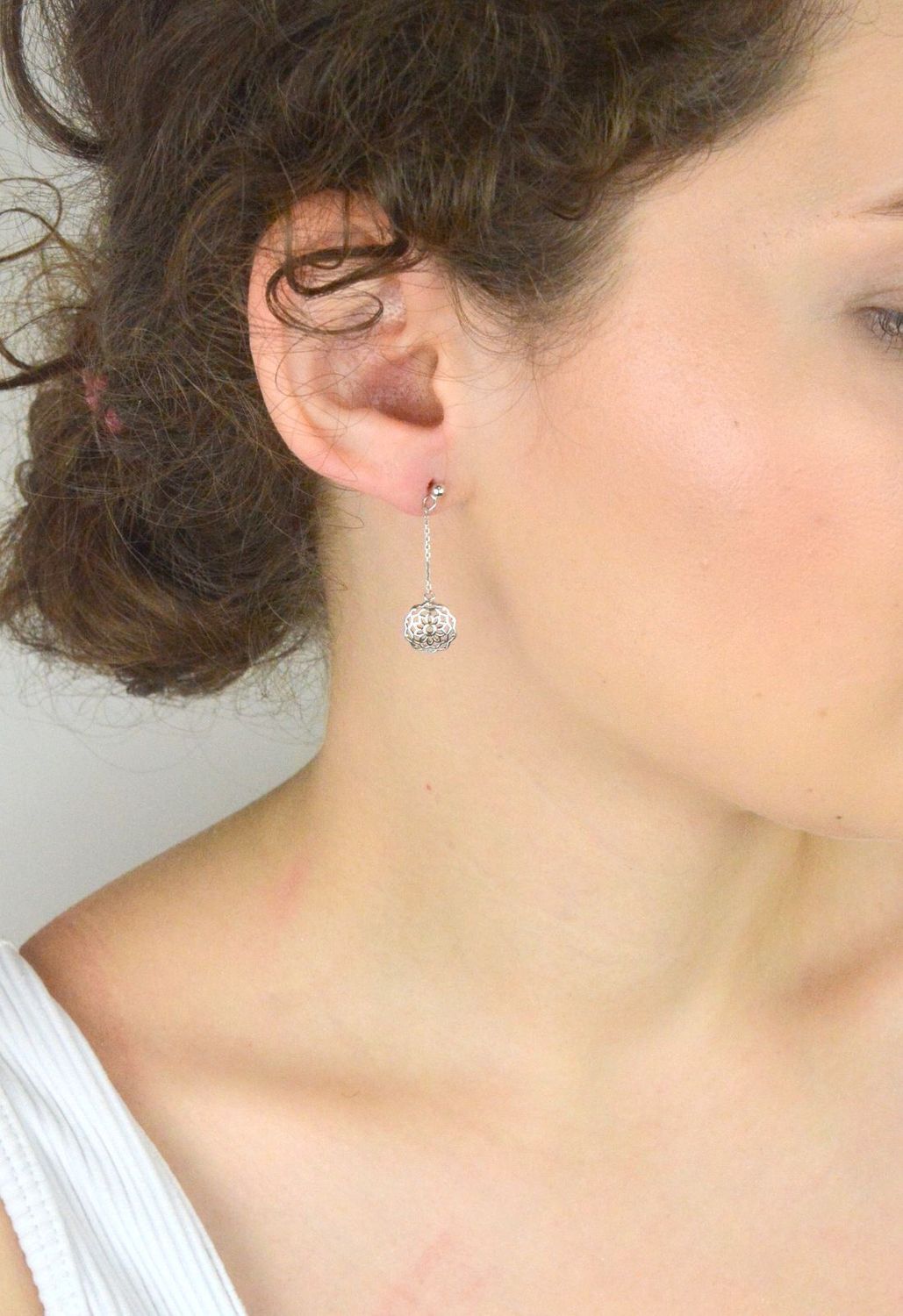 Lekkie kolczyki srebrne 925 z wiszącym łańcuszkiem i ażurowym kwiatkiem. Model C41-CHO-IKR0136 – kobiece, delikatne, z zapięciem na sztyft.1.jpg