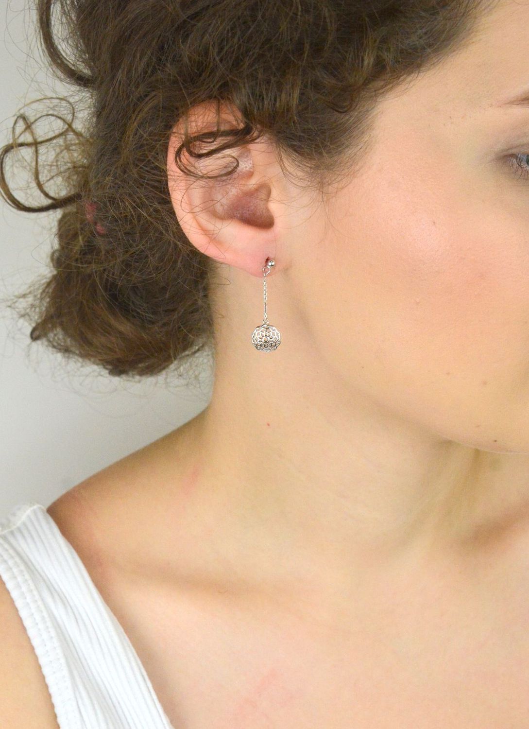 Lekkie kolczyki srebrne 925 z wiszącym łańcuszkiem i ażurowym kwiatkiem. Model C41-CHO-IKR0136 – kobiece, delikatne, z zapięciem na sztyft.1.jpg