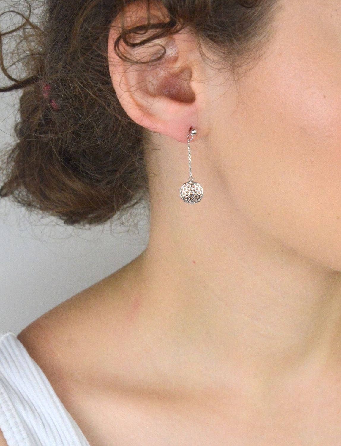 Lekkie kolczyki srebrne 925 z wiszącym łańcuszkiem i ażurowym kwiatkiem. Model C41-CHO-IKR0136 – kobiece, delikatne, z zapięciem na sztyft.1.jpg