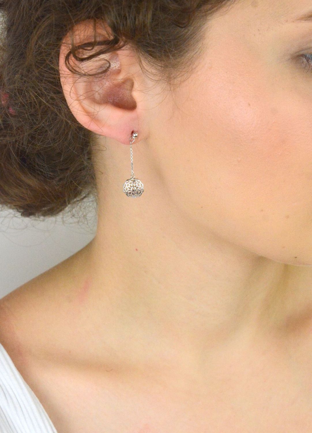 Lekkie kolczyki srebrne 925 z wiszącym łańcuszkiem i ażurowym kwiatkiem. Model C41-CHO-IKR0136 – kobiece, delikatne, z zapięciem na sztyft.1.jpg