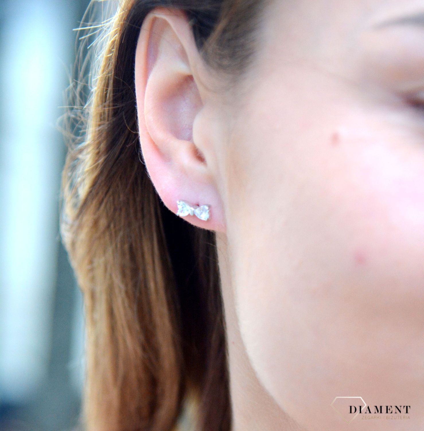 Kolczyki srebrne wkrętki w kształcie kokardek. Srebrne kolczyki w kształcie kokardek. Wykonane z najwyższej jakości srebrna próby 925 wyglądają bardzo elegancko. Kolczyki w minimalistycznym stylu, wpisujące się w obecne trend.jpg