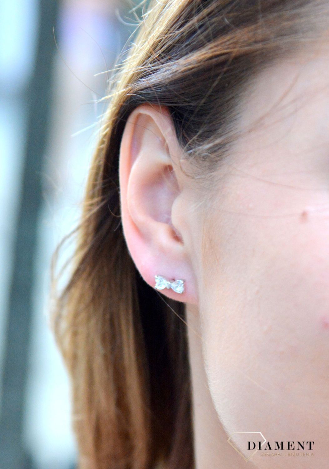 Kolczyki srebrne wkrętki w kształcie kokardek. Srebrne kolczyki w kształcie kokardek. Wykonane z najwyższej jakości srebrna próby 925 wyglądają bardzo elegancko. Kolczyki w minimalistycznym stylu, wpisujące się w obecne trend.jpg