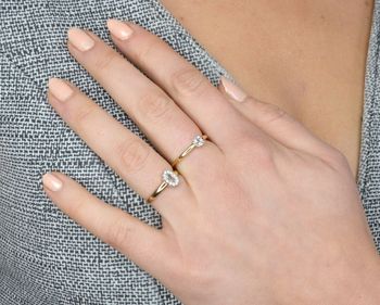 Pierścionek złoty DIAMENT 585 biały topaz C4346WT. Piękny pierścionek został wykonany z najwyższej jakości złota próby 585. Piękny pierścionek z topazem (3).JPG