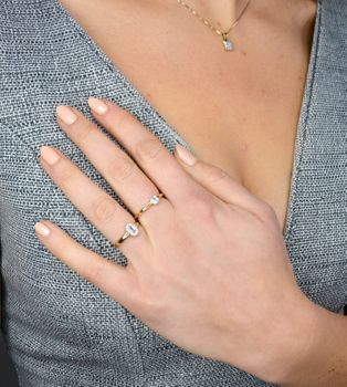 Pierścionek złoty DIAMENT 585 biały topaz C4346WT. Piękny pierścionek został wykonany z najwyższej jakości złota próby 585. Piękny pierścionek z topazem (7).JPG