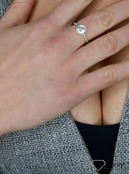 Złoty pierścionek DIAMENT biały topaz C4352WT to piękny pierścionek ze złota prób 585 z białym topazem 1,53 ct. Piękne złote pierścionki salonów DIAMENT. Oryginal.JPG