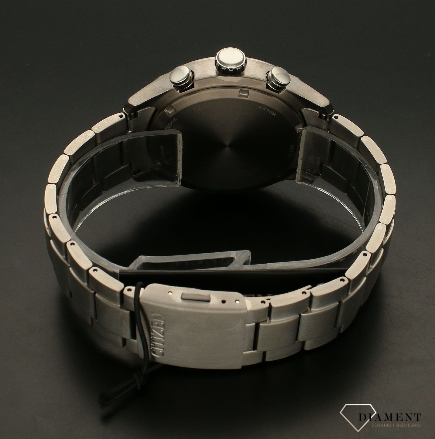 Zegarek męski Citizen Super Titanium Eco-Drive CA0810-88E jest to zegarek, w których wykorzystano innowacyjna technologie Eco – Drive, wykorzystuje on różne źródła energii, przez co jest przyjaźniejszy dla środowiska.webp