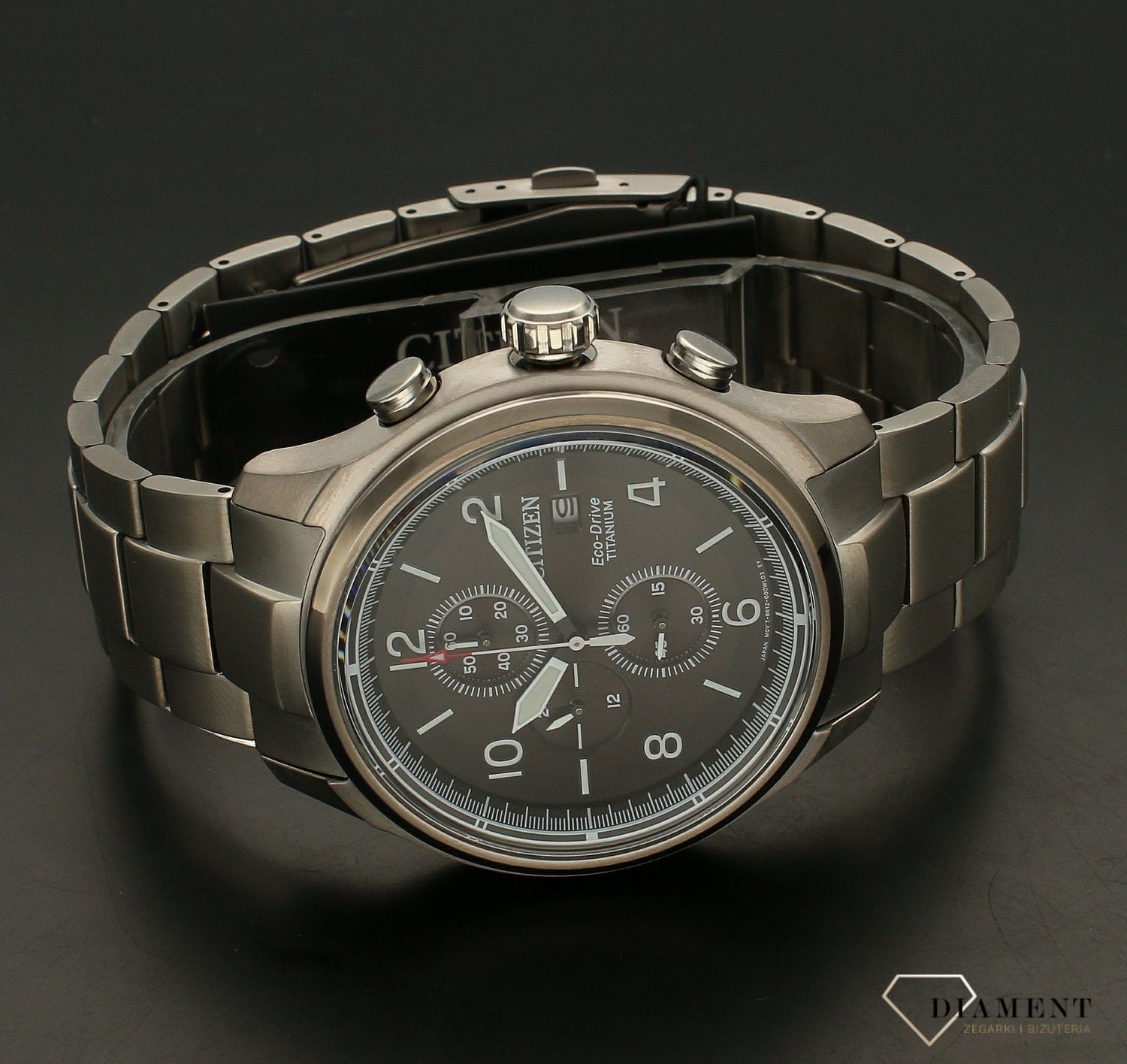 Zegarek męski Citizen Super Titanium Eco-Drive CA0810-88E jest to zegarek, w których wykorzystano innowacyjna technologie Eco – Drive, wykorzystuje on różne źródła energii, przez co jest przyjaźniejszy dla środowiska.webp