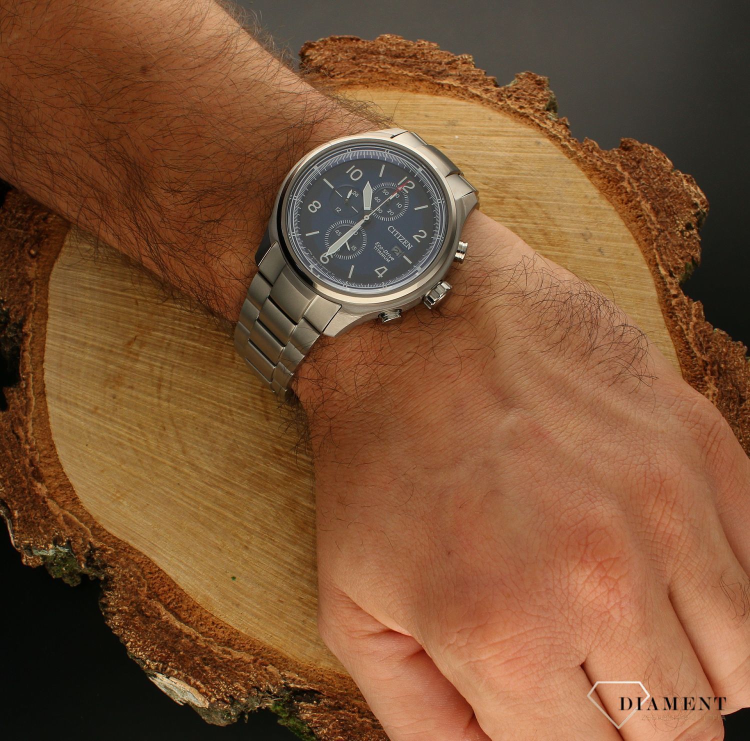 Zegarek męski Citizen Super Titanium Eco-Drive CA0810-88E jest to zegarek, w których wykorzystano innowacyjna technologie Eco – Drive, wykorzystuje on różne źródła energii, przez co jest przyjaźniejszy dla środowiska..webp