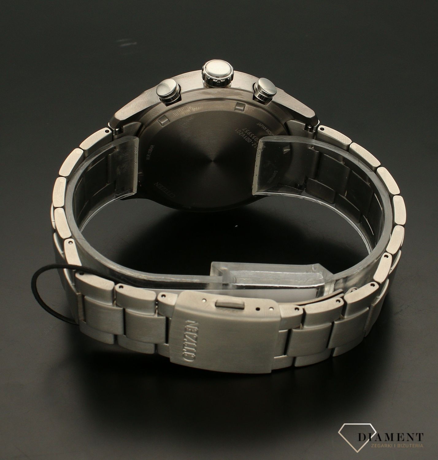 Zegarek męski Citizen Super Titanium Eco-Drive CA0810-88E jest to zegarek, w których wykorzystano innowacyjna technologie Eco – Drive, wykorzystuje on różne źródła energii, przez co jest przyjaźniejszy dla środowiska..webp