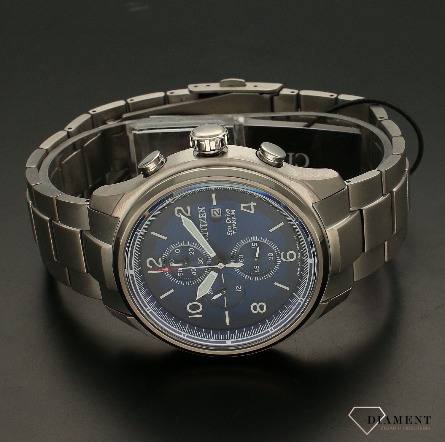 Zegarek męski Citizen Super Titanium Eco-Drive CA0810-88E jest to zegarek, w których wykorzystano innowacyjna technologie Eco – Drive, wykorzystuje on różne źródła energii, przez co jest przyjaźniejszy dla środowiska..webp