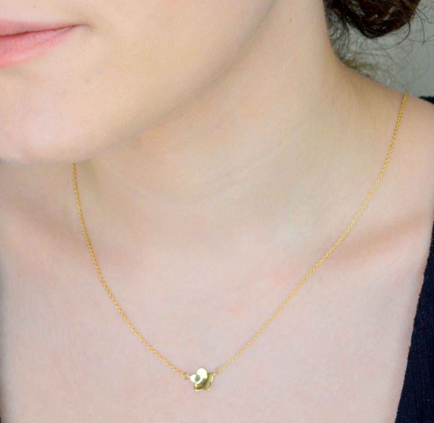 Naszyjnik złoty dla dziecka kwiatek matowy gwiazdka 333 CA10984. Naszyjnik damski wykonany z żółtego złota o subtelnym wzorze. Damska złota biżuteria o formie delikatnej celebrytki łączącej 1.jpg