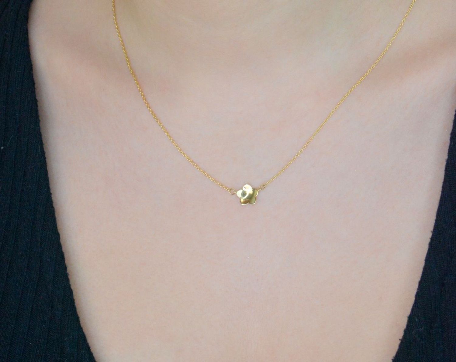 Naszyjnik złoty dla dziecka kwiatek matowy gwiazdka 333 CA10984. Naszyjnik damski wykonany z żółtego złota o subtelnym wzorze. Damska złota biżuteria o formie delikatnej celebrytki łączącej 1.jpg