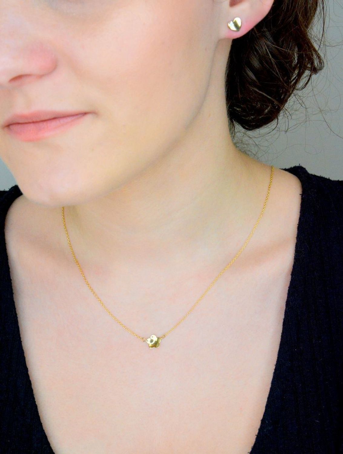 Naszyjnik złoty dla dziecka kwiatek matowy gwiazdka 333 CA10984. Naszyjnik damski wykonany z żółtego złota o subtelnym wzorze. Damska złota biżuteria o formie delikatnej celebrytki łączącej 1.jpg