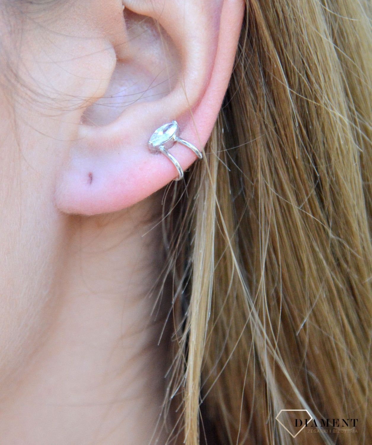 Kolczyki srebrne nausznice z cyrkonią CAE1016RHN. Kolczyki srebrne nausznice z cyrkonią. Wykonane z najwyższej jakości srebrna próby 925 wyglądają bardzo elegancko. Kolczyki w minimalistycznym stylu, wpisujące się w obecne.jpg