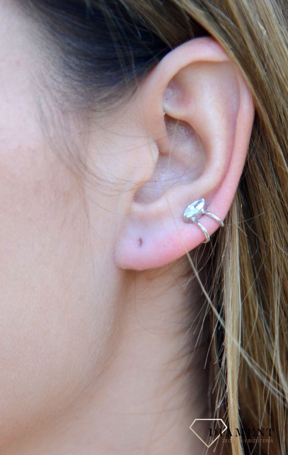 Kolczyki srebrne nausznice z cyrkonią CAE1016RHN. Kolczyki srebrne nausznice z cyrkonią. Wykonane z najwyższej jakości srebrna próby 925 wyglądają bardzo elegancko. Kolczyki w minimalistycznym stylu, wpisujące się w obecne.jpg