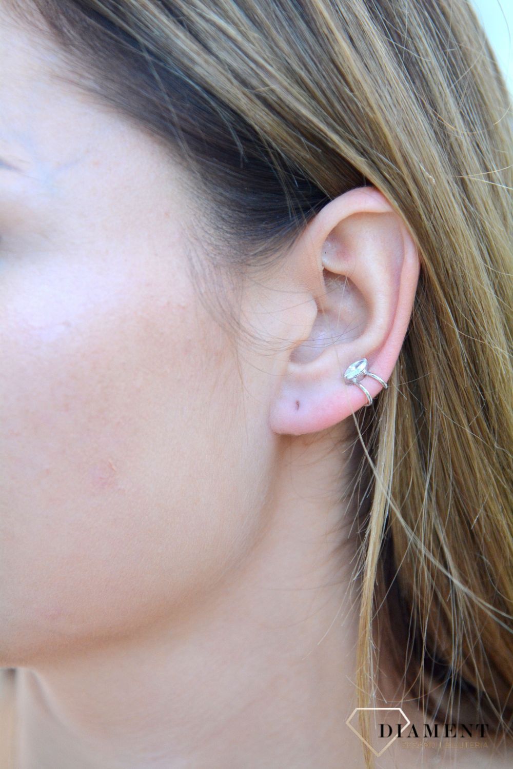 Kolczyki srebrne nausznice z cyrkonią CAE1016RHN. Kolczyki srebrne nausznice z cyrkonią. Wykonane z najwyższej jakości srebrna próby 925 wyglądają bardzo elegancko. Kolczyki w minimalistycznym stylu, wpisujące się w obecne.jpg