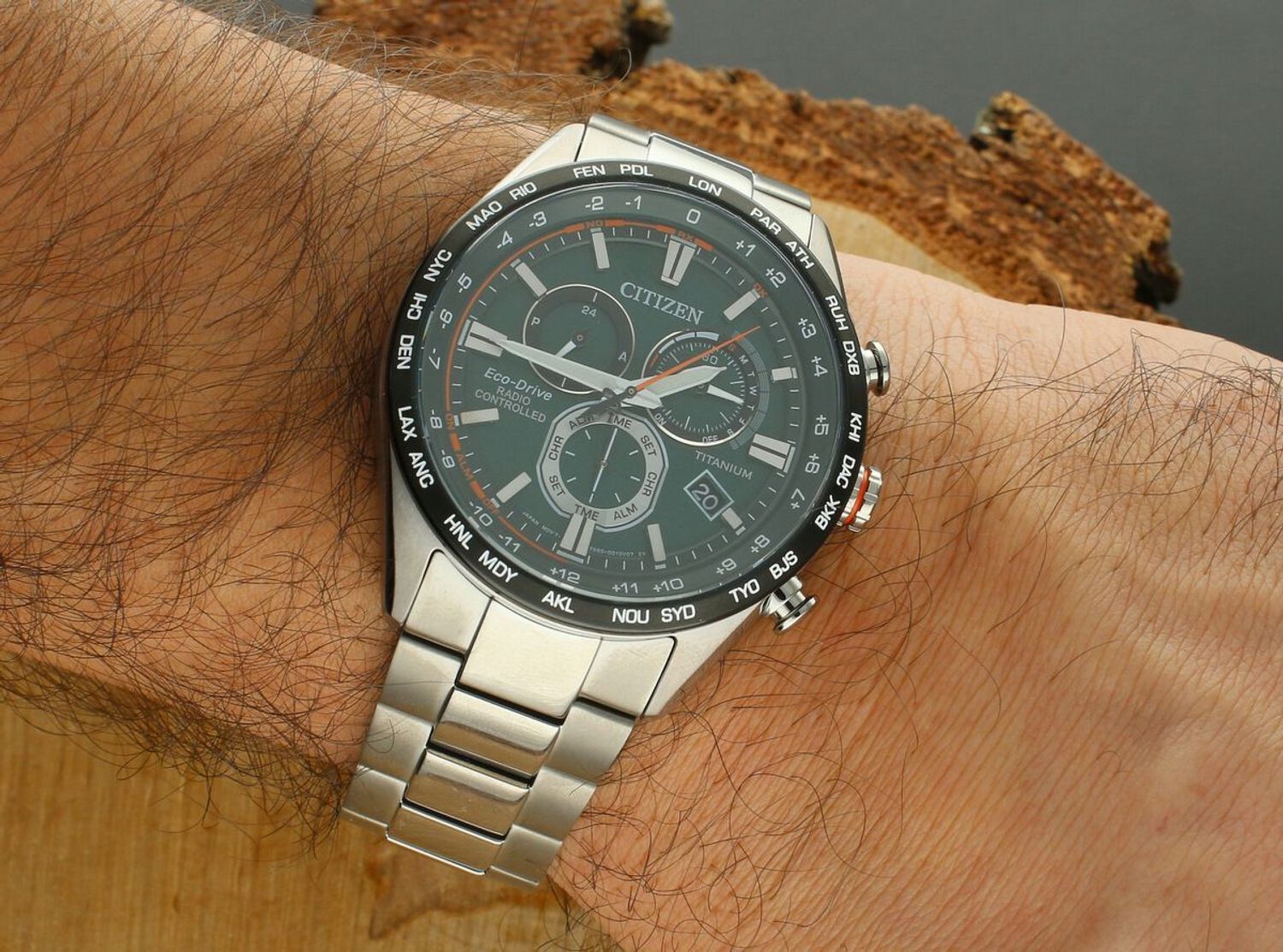 Zegarek męski Citizen Promaster CB5946-82X tytanowy Eco-Drive Radio Controlled 10 ATM zielona tarcza.webp