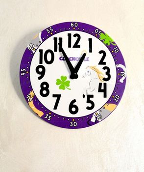 Zegar dziecięcy dla miłośniczki koni LAVVU na ścianę fioletowy CCT0030. Zegar ścienny okrągły do pokoju dziecięcego dla wszystkich uczniów i przedszkolaków (1).JPG