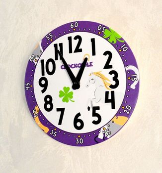 Zegar dziecięcy dla miłośniczki koni LAVVU na ścianę fioletowy CCT0030. Zegar ścienny okrągły do pokoju dziecięcego dla wszystkich uczniów i przedszkolaków (3).JPG