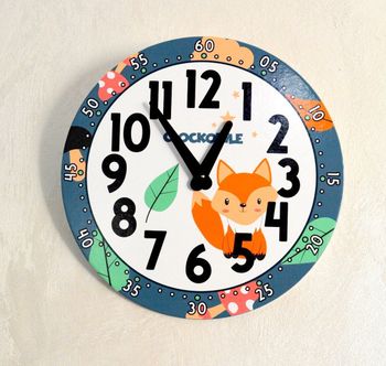 Zegar do pokoju dla dziecka Lis Las CCT0031. Tarcza zegara w jasnych kolorach z akcentami jesiennych liści oraz lisem (1).JPG