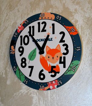 Zegar do pokoju dla dziecka Lis Las CCT0031. Tarcza zegara w jasnych kolorach z akcentami jesiennych liści oraz lisem (2).JPG