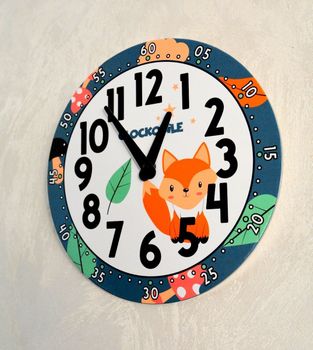 Zegar do pokoju dla dziecka Lis Las CCT0031. Tarcza zegara w jasnych kolorach z akcentami jesiennych liści oraz lisem (3).JPG
