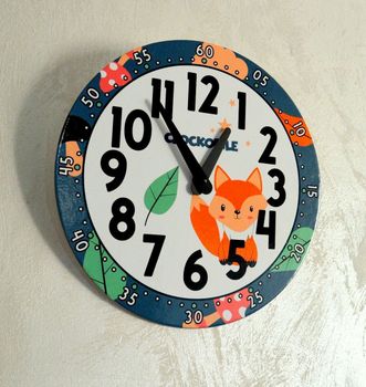 Zegar do pokoju dla dziecka Lis Las CCT0031. Tarcza zegara w jasnych kolorach z akcentami jesiennych liści oraz lisem (4).JPG