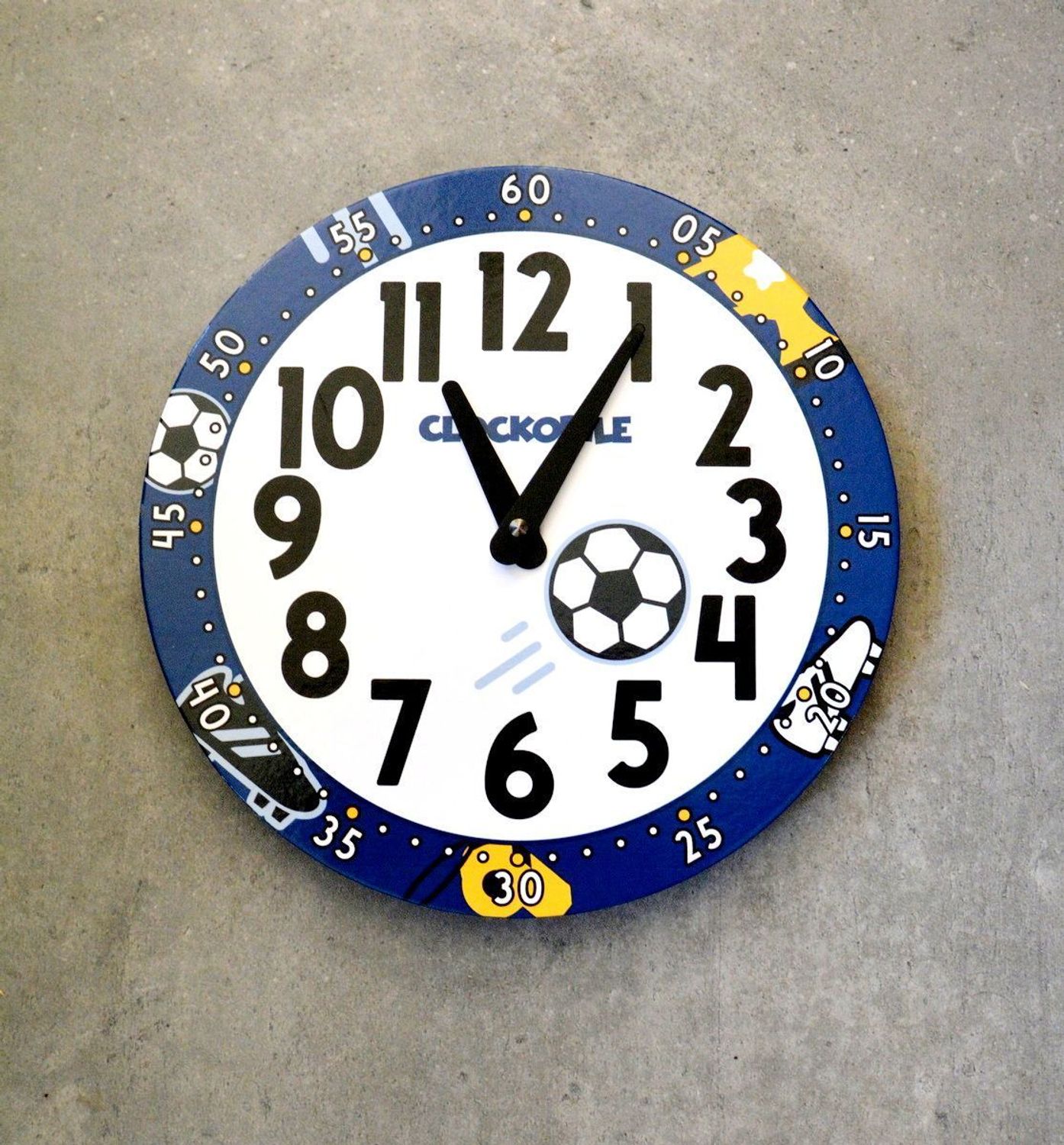Zegar dziecięcy LAVVU na ścianę niebieski Piłka nożna CCT0032 (2).jpg