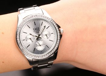 Damski biżuteryjny zegarek Q&Q CE01-201 (5).jpg