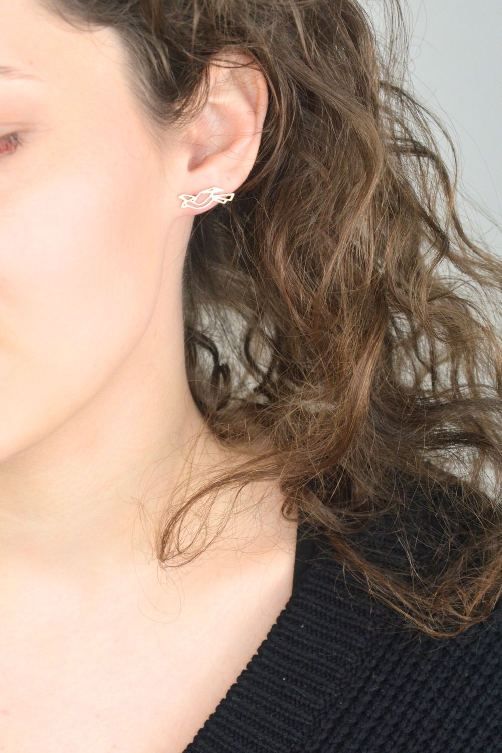 Delikatne pozłacane kolczyki celebrytki ze srebra próby 925 w kształcie lecącego ptaka. Subtelny symbol wolności i elegancji – idealne na co dzień lub na prezent.1.jpg