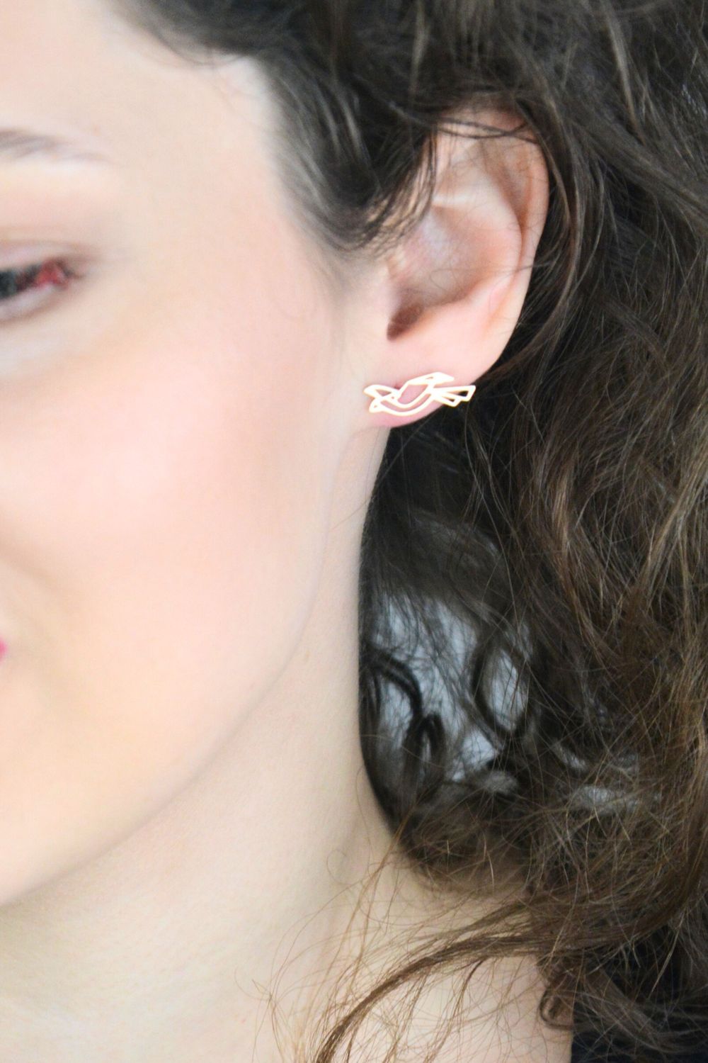 Delikatne pozłacane kolczyki celebrytki ze srebra próby 925 w kształcie lecącego ptaka. Subtelny symbol wolności i elegancji – idealne na co dzień lub na prezent.1.jpg