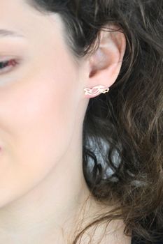 Pozłacane srebrne kolczyki celebrytki w kształcie ptaka – symbol wolności, próba 925 (3).jpg