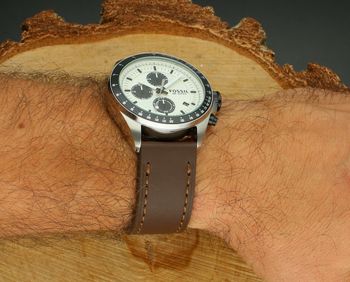Elegancki zegarek męski Fossil 4053858017931 z chronografem, brązową tarczą i brązowym paskiem skórzanym. Wodoszczelność 100 m, szkło mineralne, analogowy pomiar czasu. 3.jpg