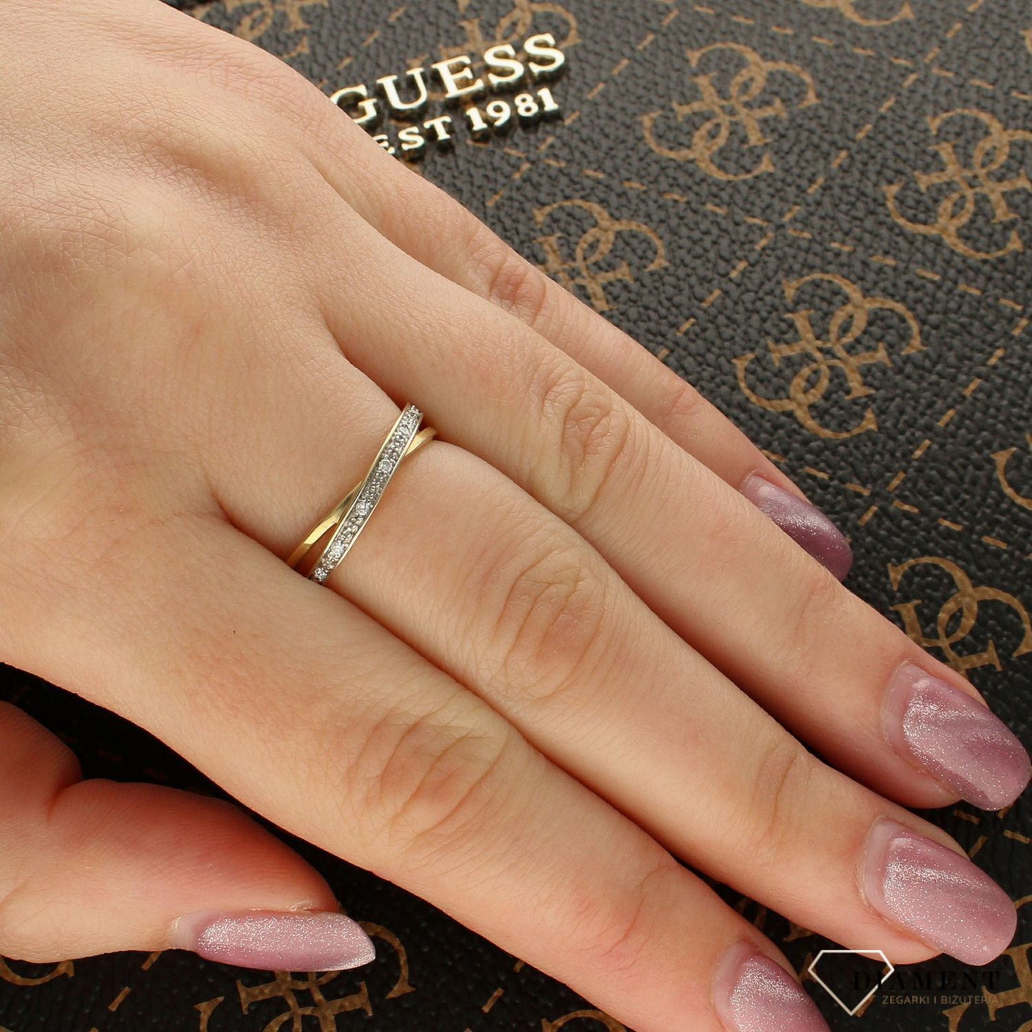 Pierścionek złoty DIAMENT żółte i białe złoto, diamenty, przeplatana obrączka CH394.jpg