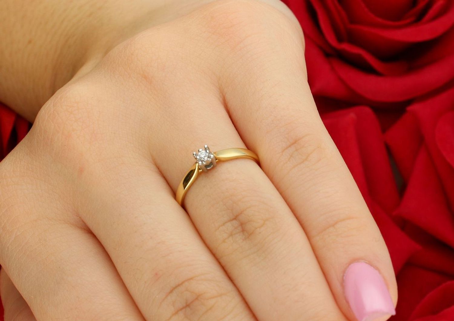 Złoty pierścionek z brylantem 0,03 ct, próba 585, rozmiar 13. Klasyczny, elegancki, z certyfikatem autentyczności. Idealny prezent dla wyjątkowej kobiety1.jpg