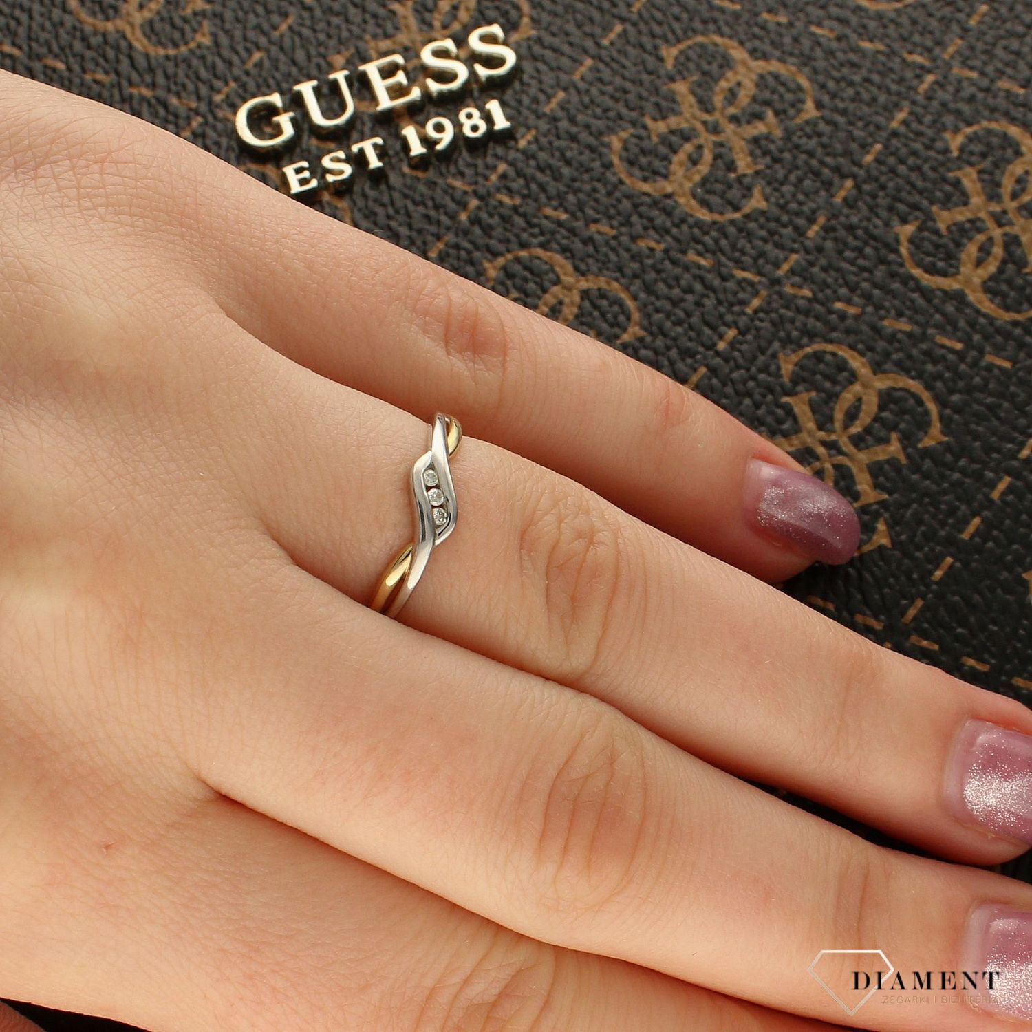 Złoty pierścionek pleciony z 3 diamentami  Białe i Żółte Złoto 585  Elegancja w Detalu.jpg