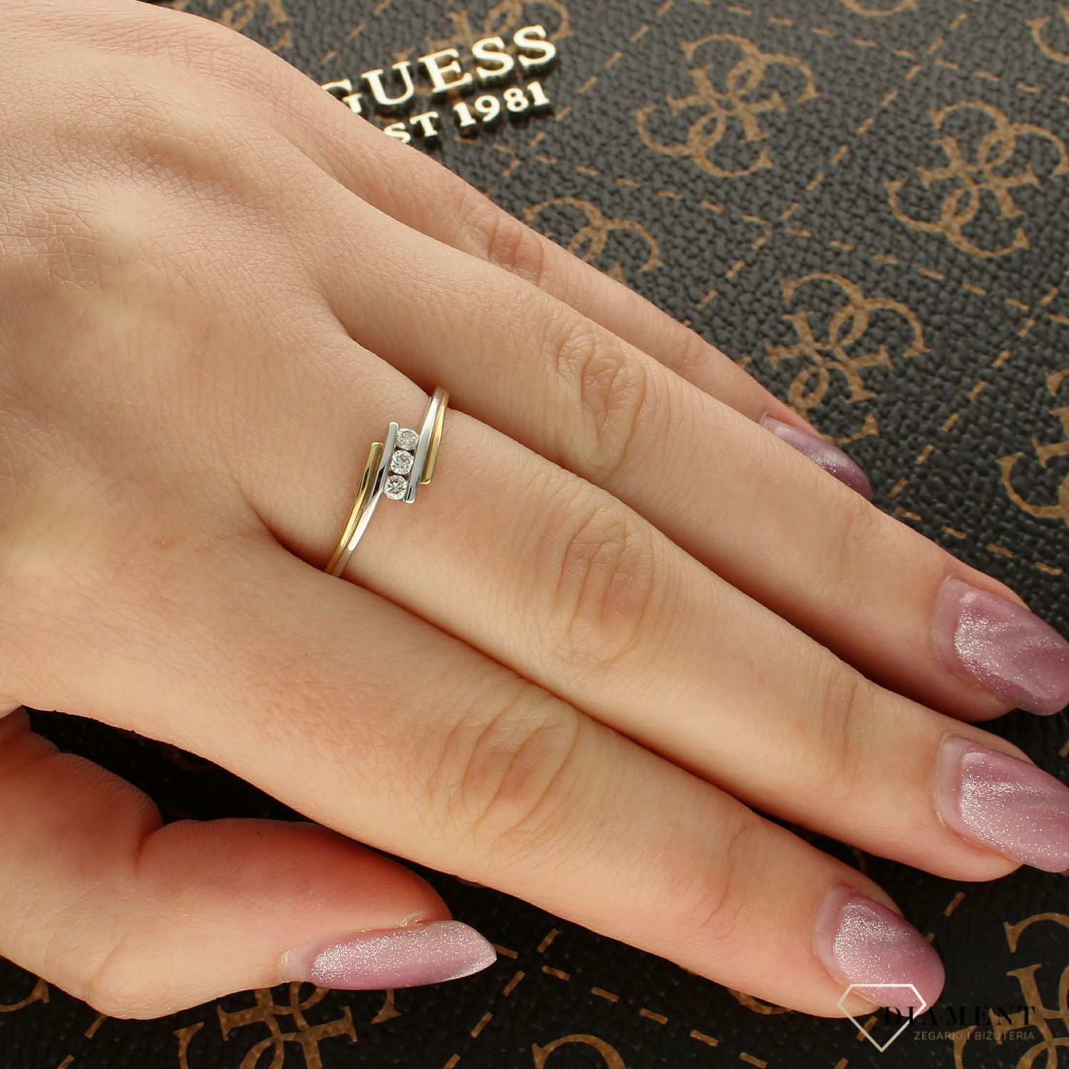 Pierścionek złoty DIAMENT białe i żółte złoto, trzy diamenty, skręcony CH51710.jpg