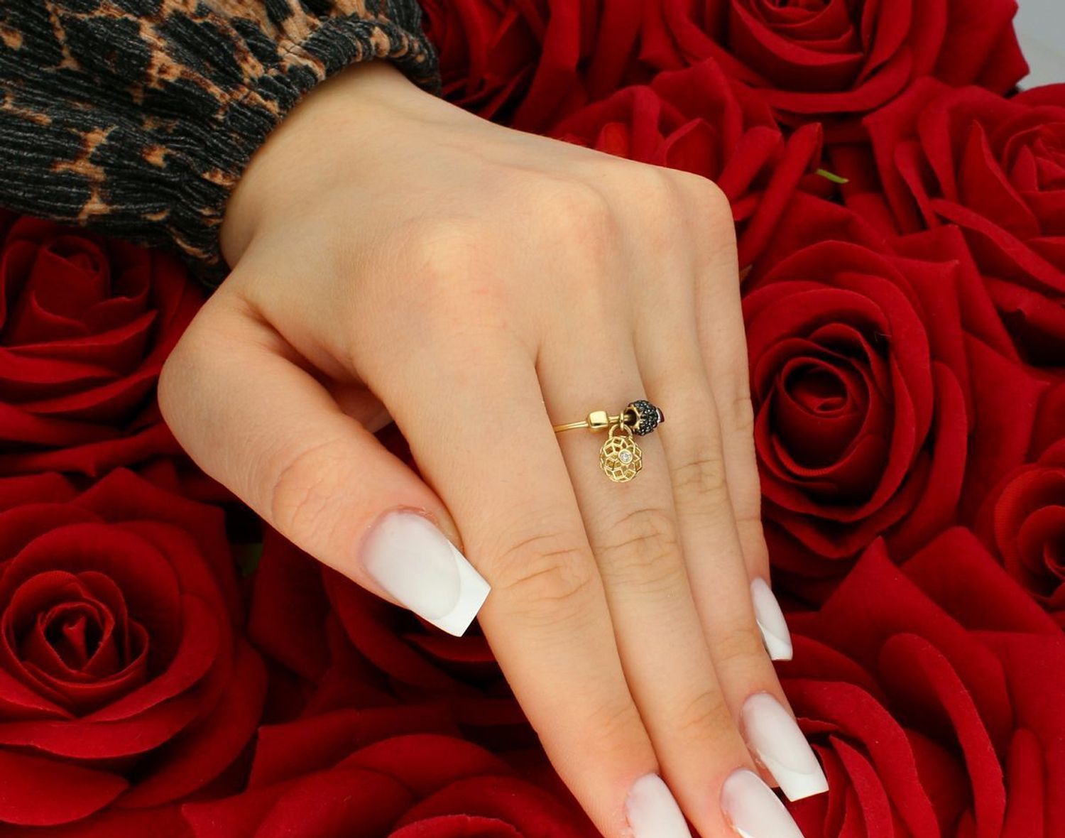 Złoty pierścionek delikatny z wiszącymi elementami próba 585 rozmiar 17, CIP000000-004. Subtelny pierścionek wykonany z żółtego złota o próbie 585, który przyciąga wzrok swoją elegancją 1.jpg