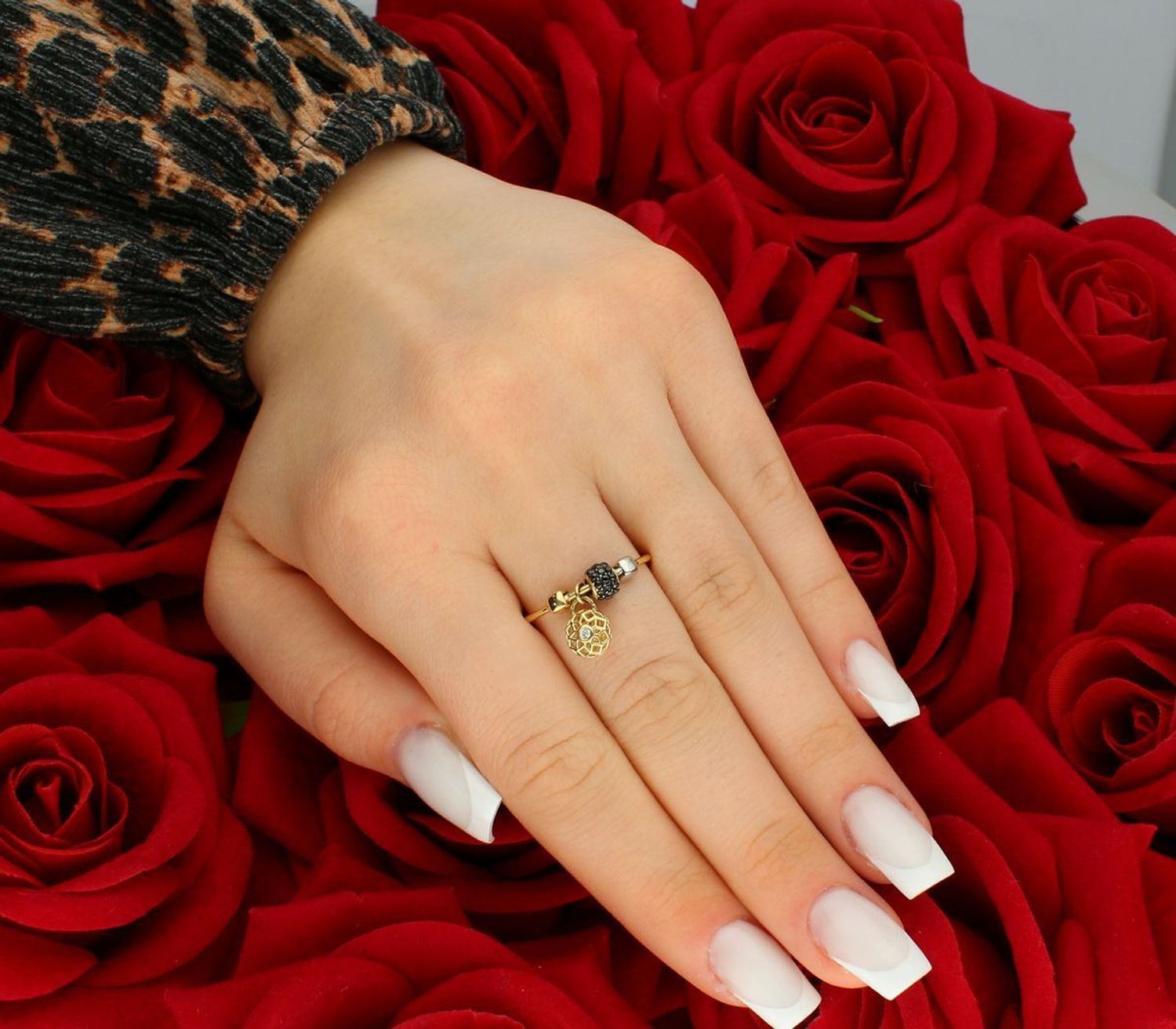 Złoty pierścionek delikatny z wiszącymi elementami próba 585 rozmiar 17, CIP000000-004. Subtelny pierścionek wykonany z żółtego złota o próbie 585, który przyciąga wzrok swoją elegancją 1.jpg