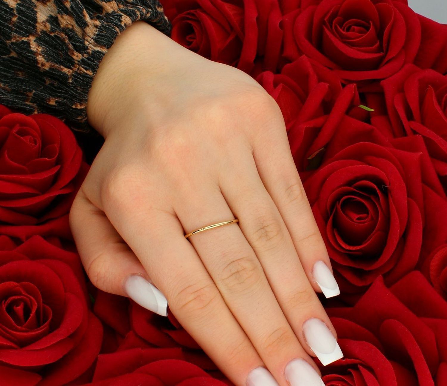 Złoty pierścionek delikatny z wiszącymi elementami próba 585 rozmiar 17, CIP000000-004. Subtelny pierścionek wykonany z żółtego złota o próbie 585, który przyciąga wzrok swoją elegancją 1.jpg