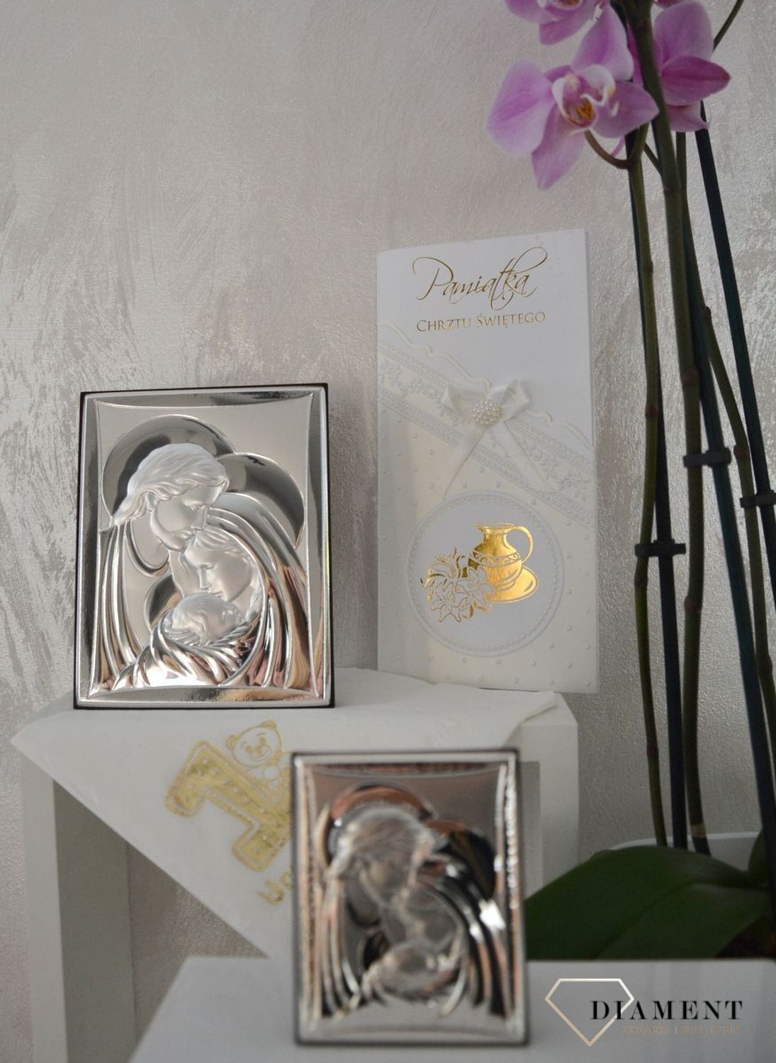 Obrazek srebrny ukazujący Świętą Rodzinę, każdego dnia będzie przywoływał najpiękniejsze momenty ich życia, dając wiernym siłę i nadzieję na lepsze jutro.7.jpg