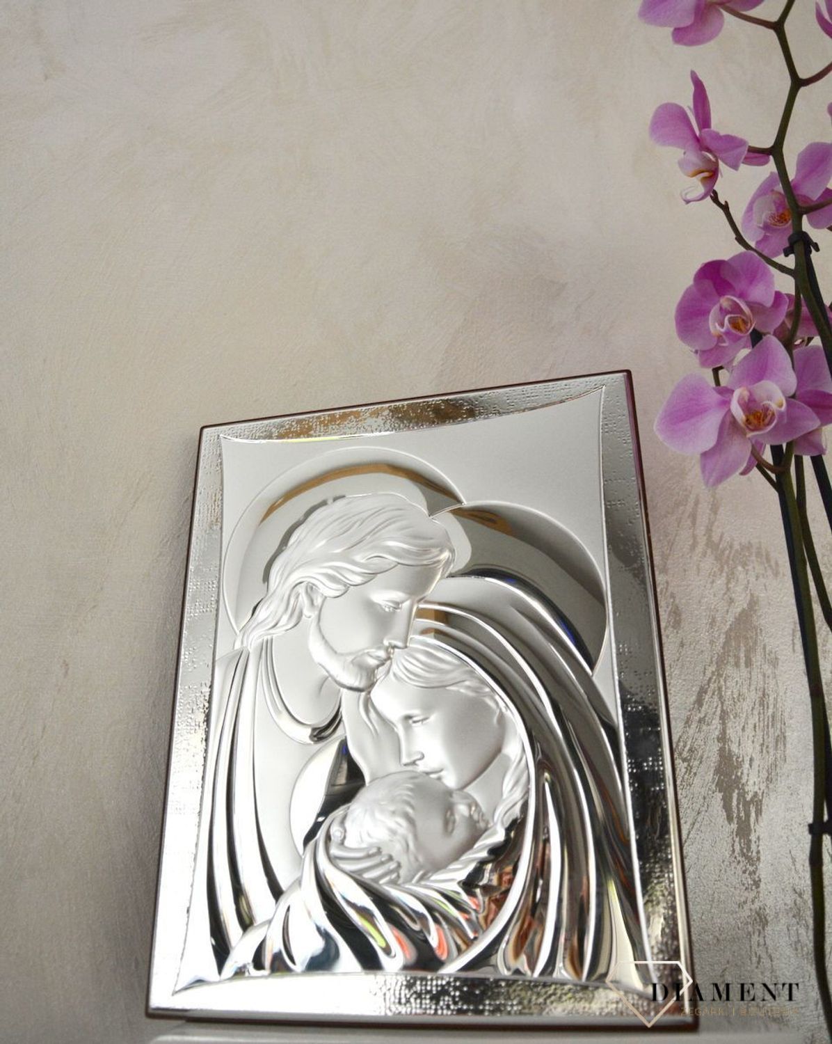 Obrazek srebrny ukazujący Świętą Rodzinę, każdego dnia będzie przywoływał najpiękniejsze momenty ich życia, dając wiernym siłę i nadzieję na lepsze jutro.7.jpg